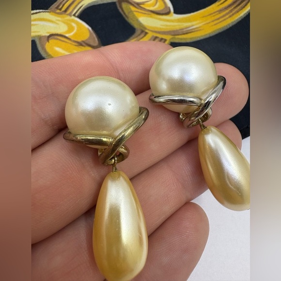 Vintage 90s Gold and Pearl drop earrings- pierced - Picture 2 of 5